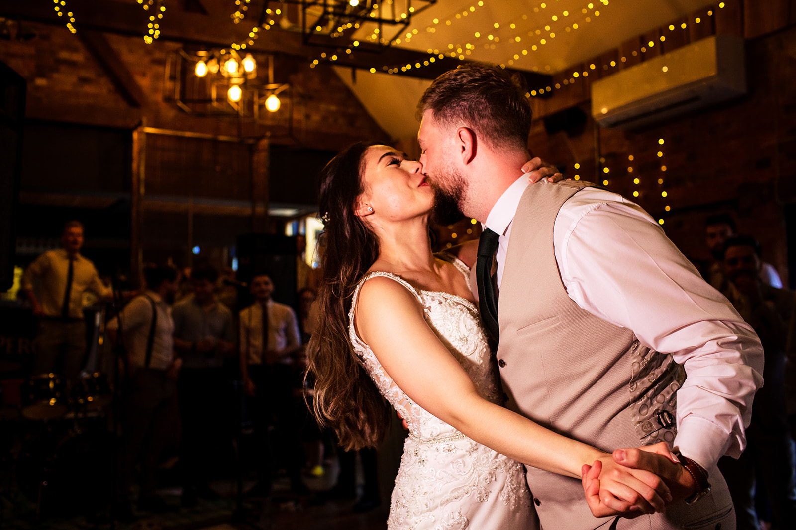 Bedfordshire Wedding couple's first dance